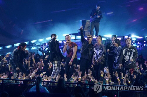 AMA 시상식 무대서 콜드플레이와 공연하는 BTS [AP 연합뉴스 자료사진]